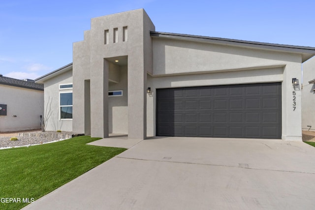 view of front facade with a garage and a front yard