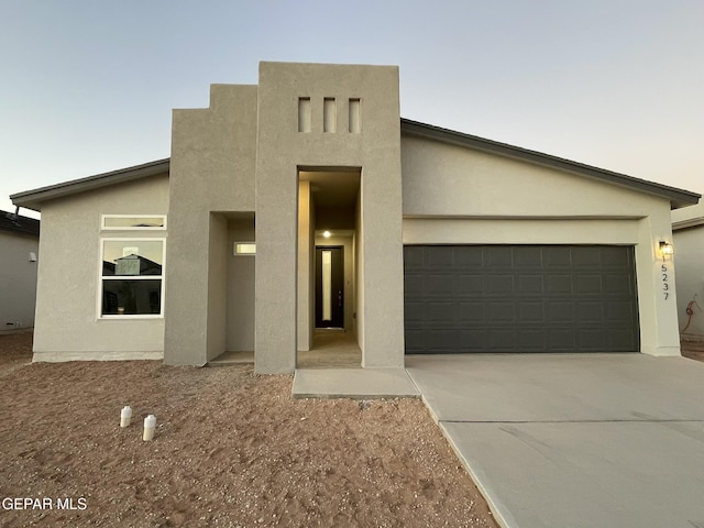 view of front facade featuring a garage