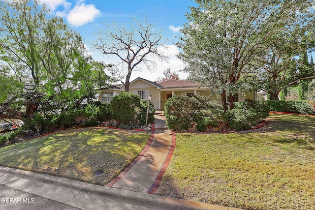 view of front of house featuring a front lawn