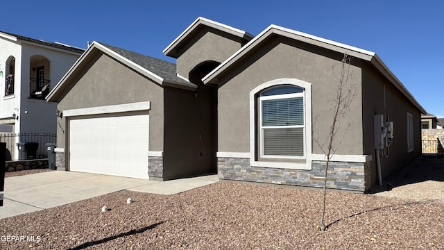 view of front facade featuring a garage