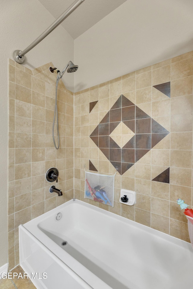 bathroom with tiled shower / bath combo