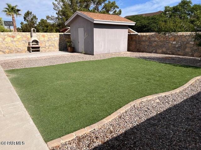 view of yard with a shed