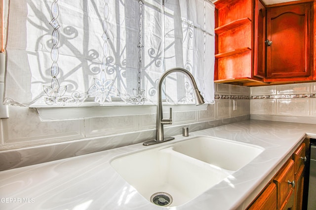 interior details with decorative backsplash and sink