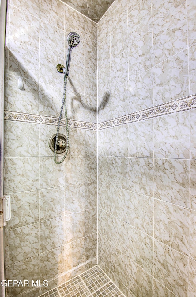 bathroom featuring a tile shower