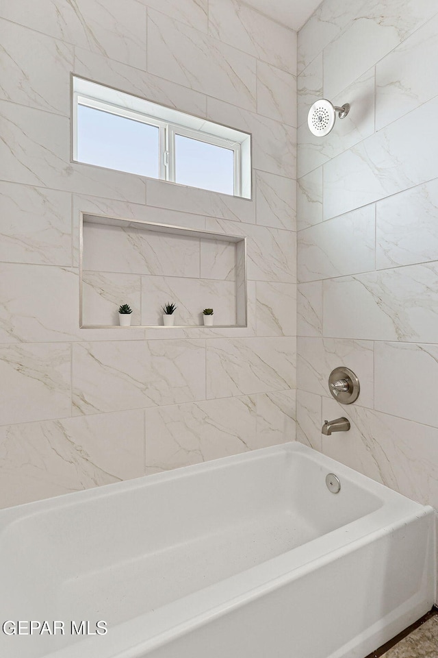 bathroom with tiled shower / bath combo