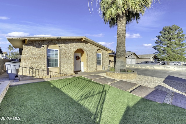 view of front facade featuring a front yard