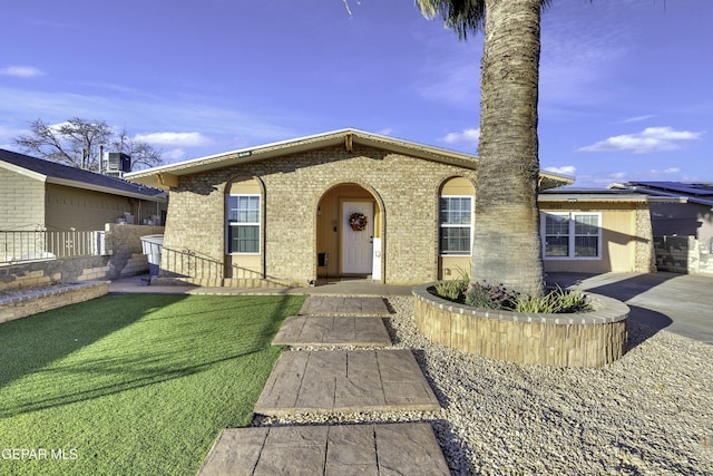 view of front of property with a front yard