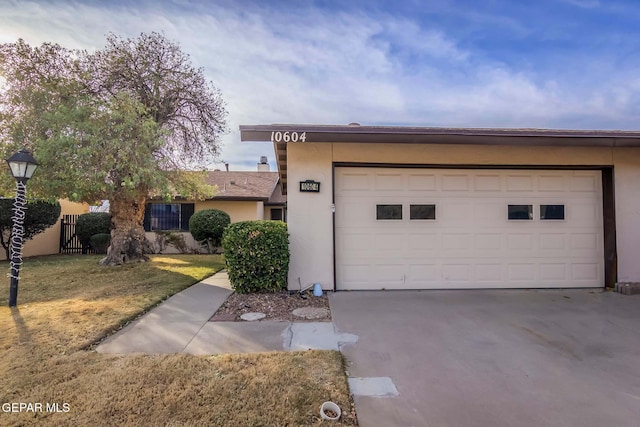 view of front of property featuring a front lawn