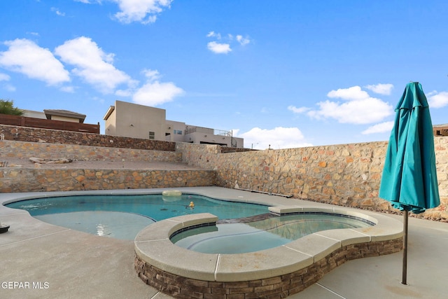 view of pool featuring an in ground hot tub