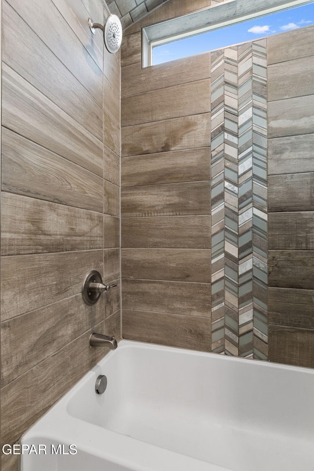 bathroom with tiled shower / bath combo