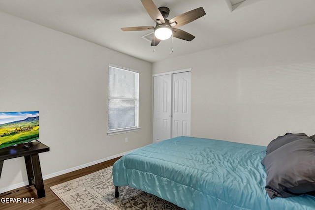 bedroom featuring ceiling fan, dark hardwood / wood-style floors, and a closet