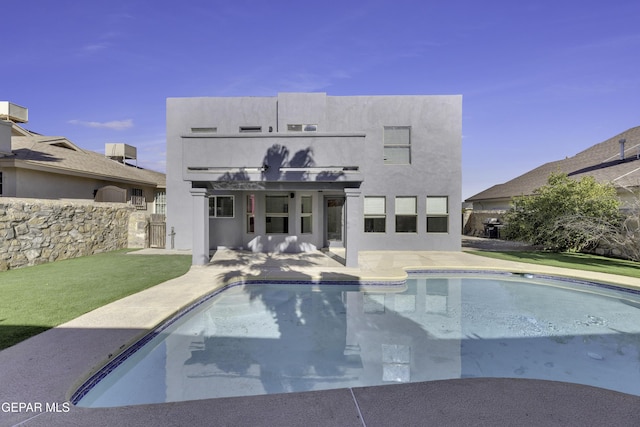 view of swimming pool with a patio and a lawn