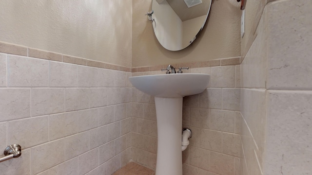 bathroom featuring tile walls