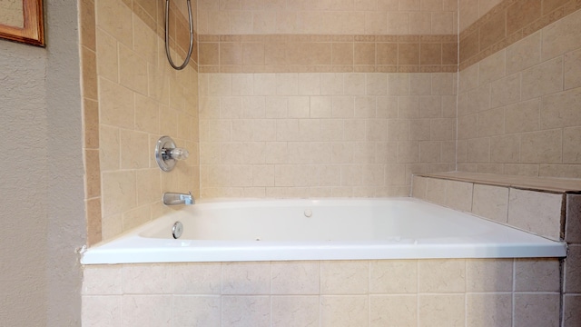 bathroom featuring tiled shower / bath