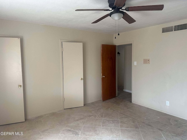 unfurnished bedroom with ceiling fan and a closet