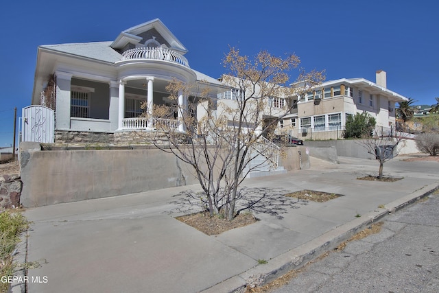 view of front of property featuring a balcony