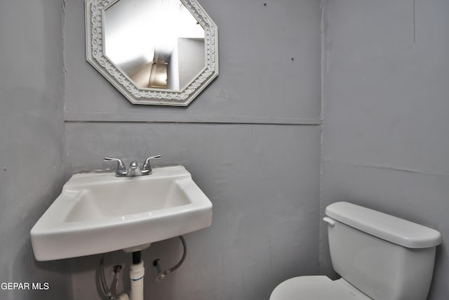 bathroom featuring sink and toilet