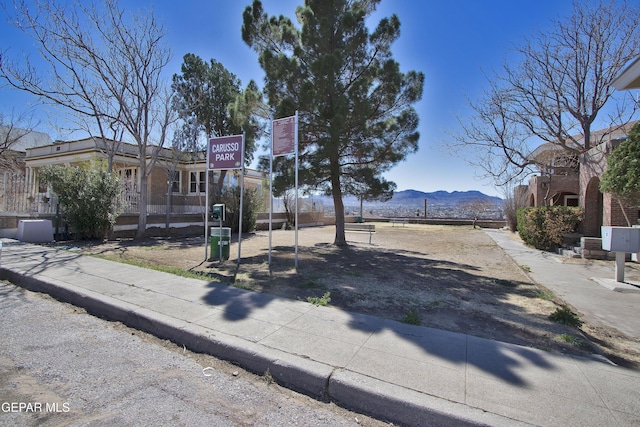 view of front of house featuring a mountain view