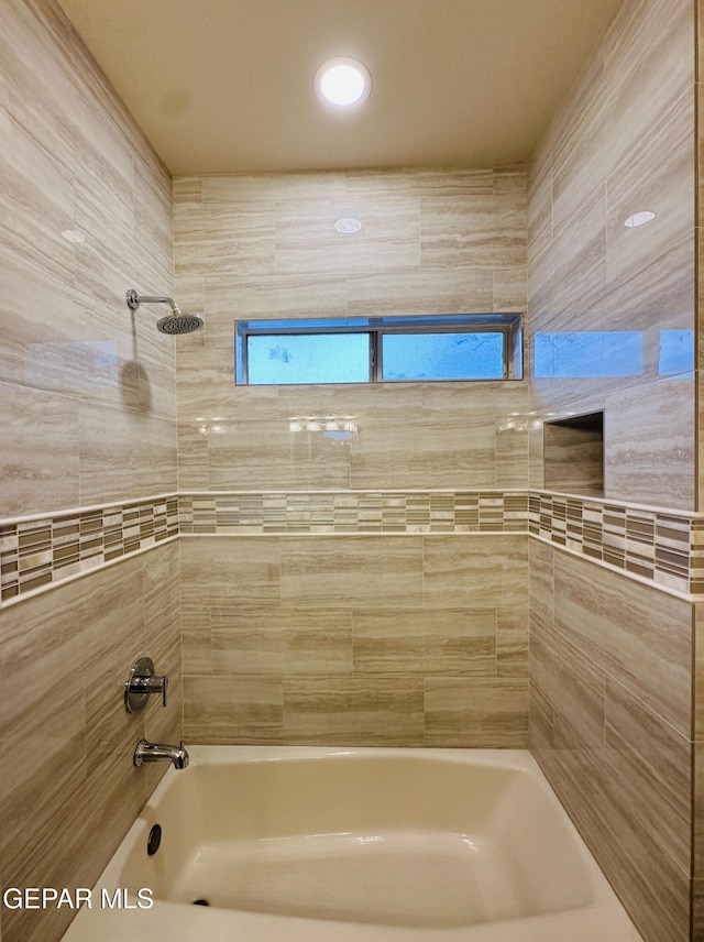 bathroom with tiled shower / bath