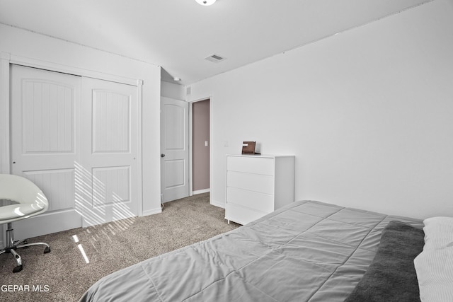 bedroom featuring carpet flooring and a closet