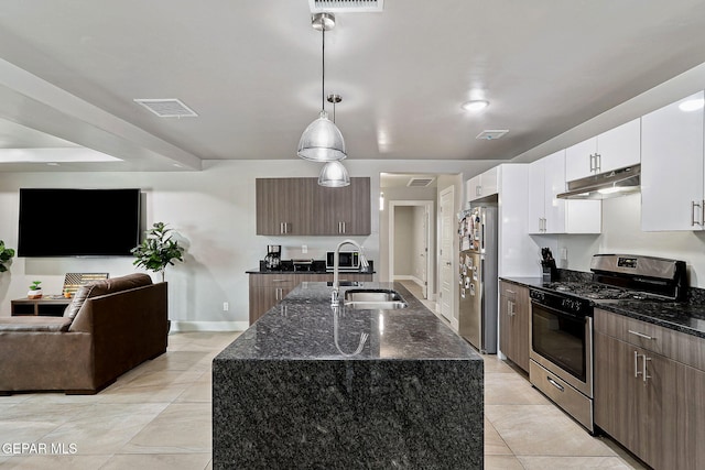 kitchen with white cabinets, sink, an island with sink, decorative light fixtures, and stainless steel appliances