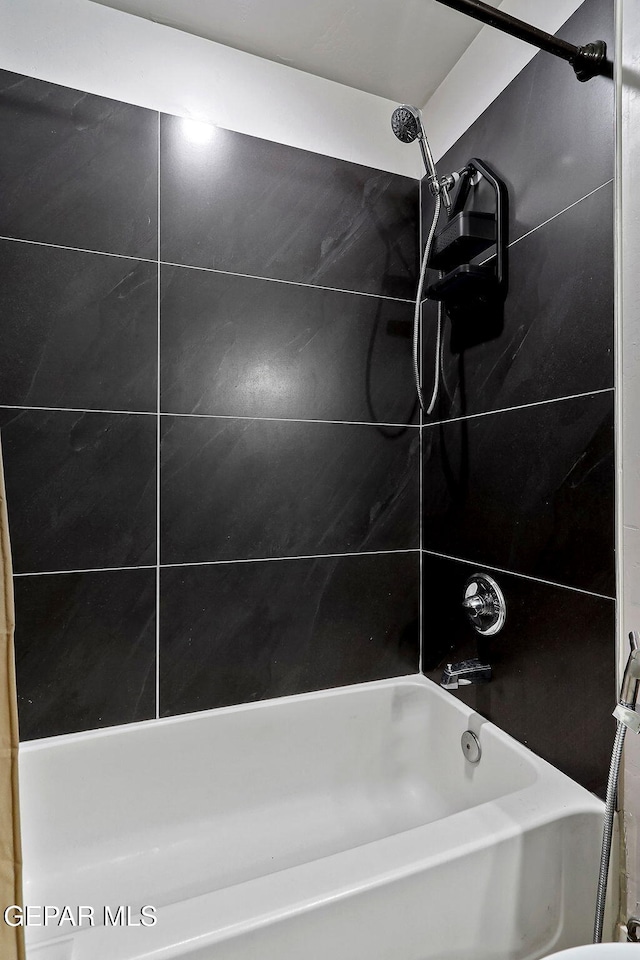 bathroom featuring tiled shower / bath combo