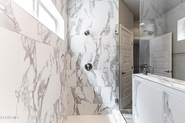 bathroom featuring tiled shower