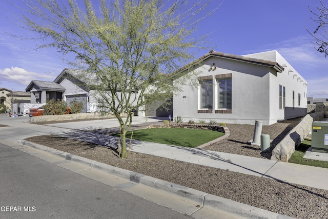 view of front facade featuring a front yard