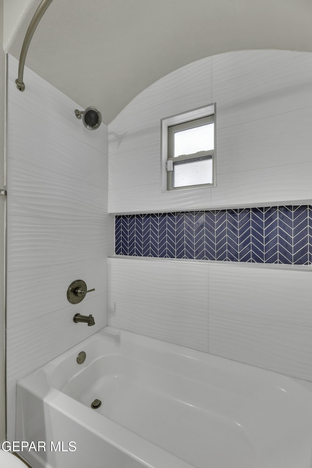 bathroom featuring tiled shower / bath