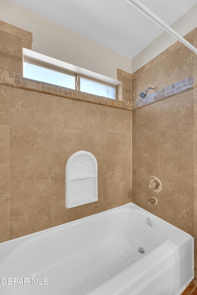 bathroom with tiled shower / bath combo