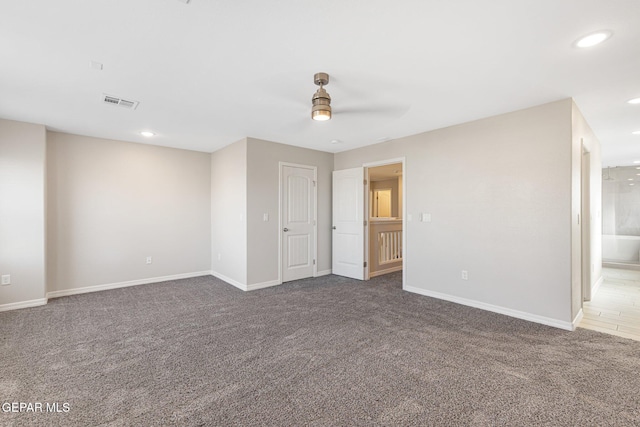 carpeted empty room featuring ceiling fan