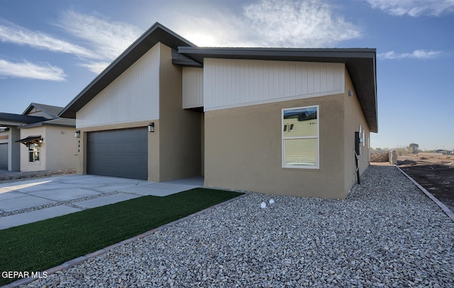 view of front of house featuring an attached garage and driveway