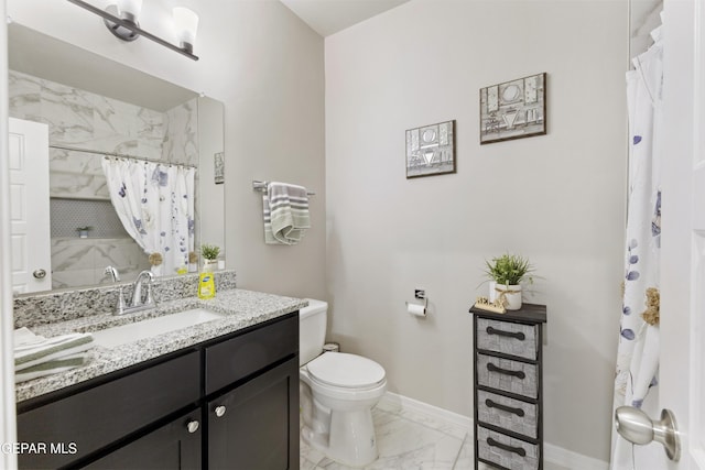 bathroom with a shower with curtain, vanity, and toilet