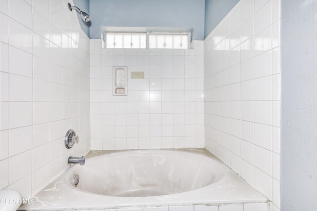 bathroom featuring tiled shower / bath