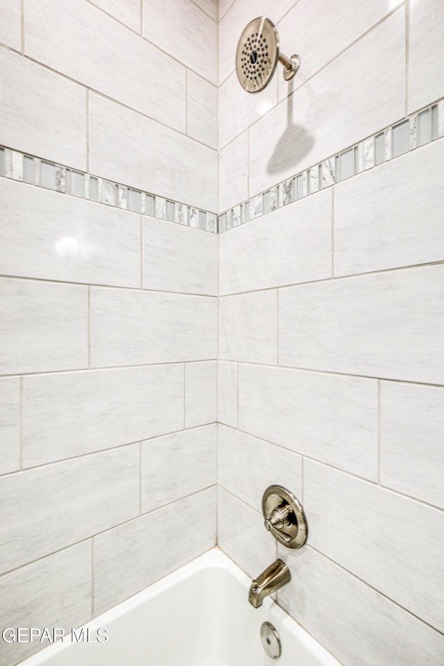 bathroom featuring tiled shower / bath