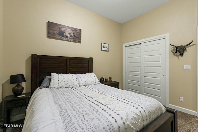 bedroom with carpet flooring and a closet