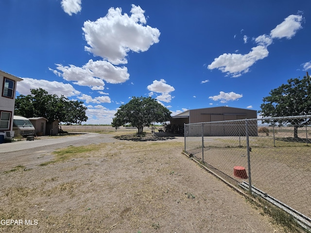 view of yard with an outbuilding