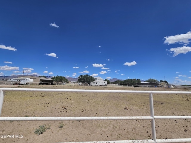 view of yard featuring a mountain view