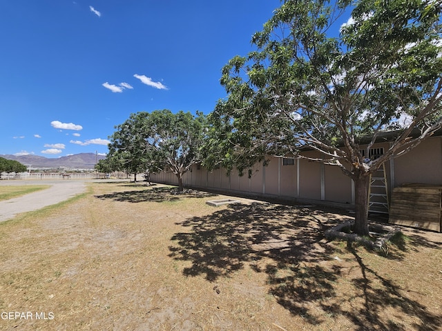 view of yard with a mountain view