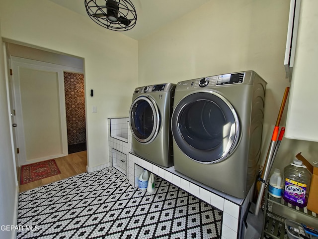 washroom with hardwood / wood-style flooring, ceiling fan, and independent washer and dryer