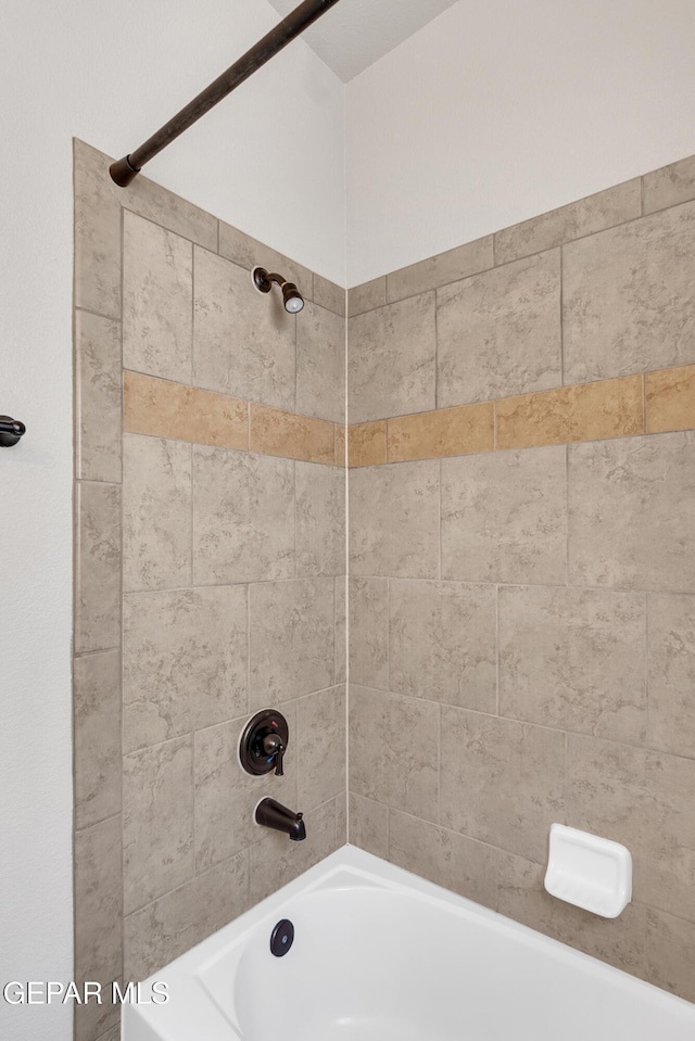 bathroom featuring tiled shower / bath