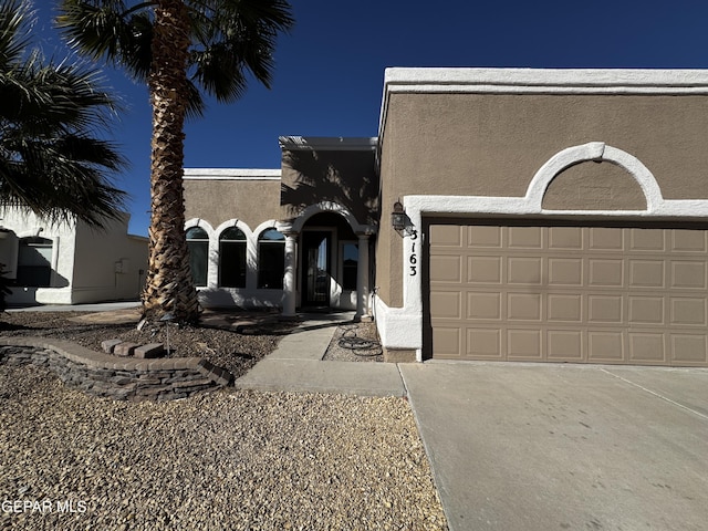 view of front facade with a garage