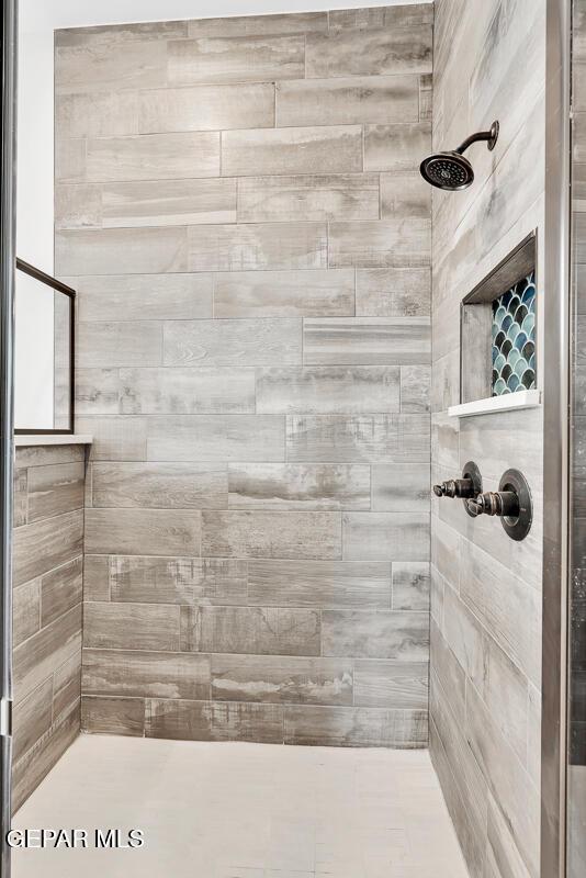 bathroom featuring a tile shower