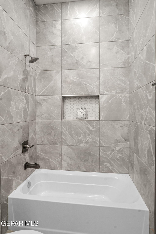 bathroom featuring tiled shower / bath combo