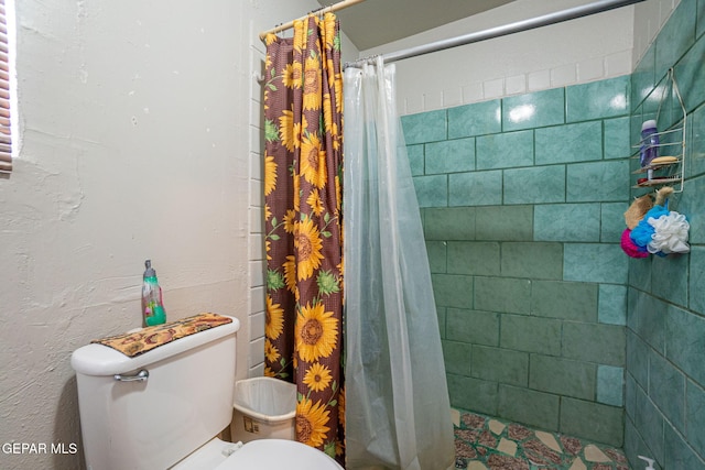 bathroom with curtained shower and toilet