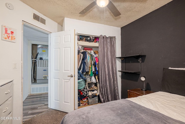 bedroom featuring ceiling fan, a closet, and a textured ceiling