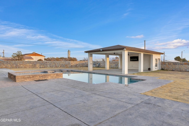 view of swimming pool with an in ground hot tub, ceiling fan, and a patio