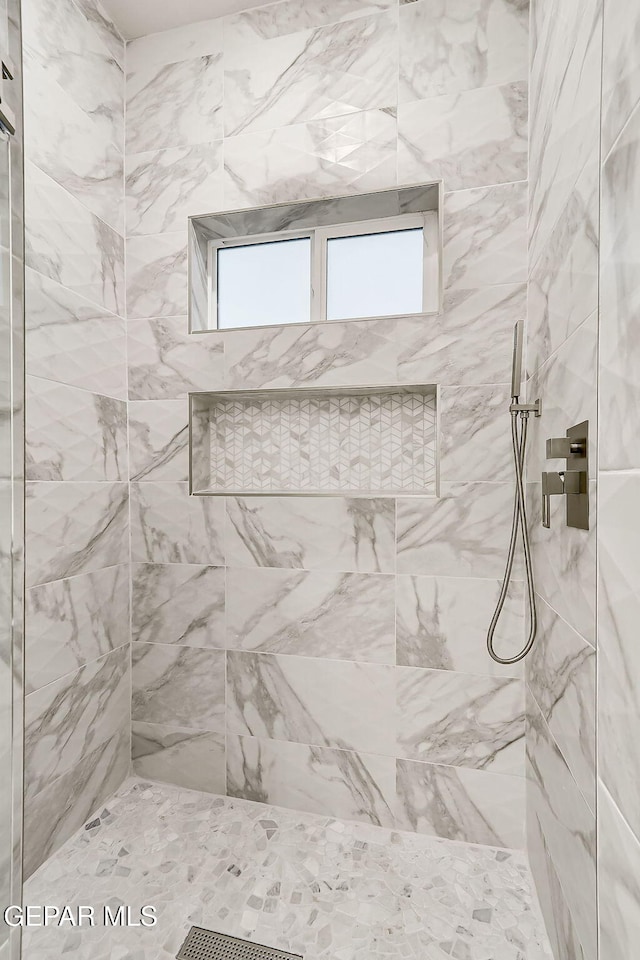 bathroom featuring a tile shower