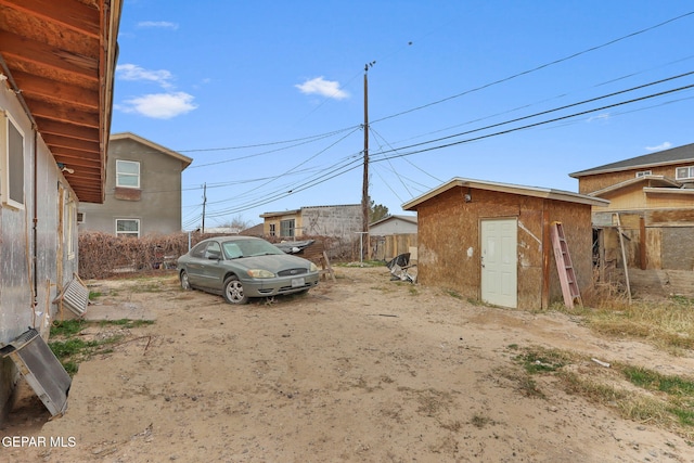 view of yard featuring a storage shed