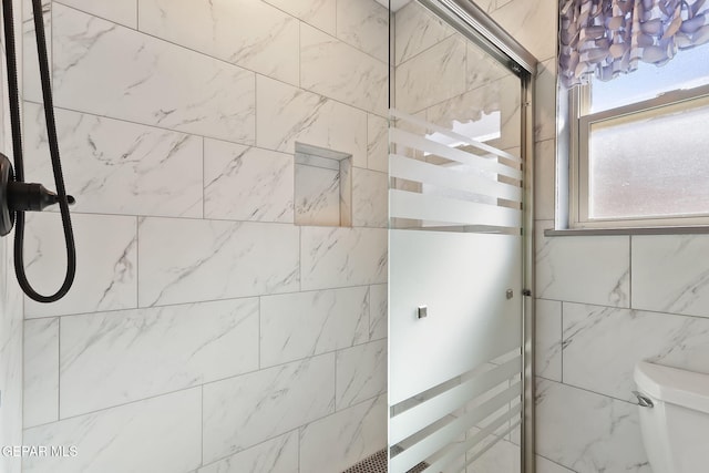 bathroom with toilet and tiled shower